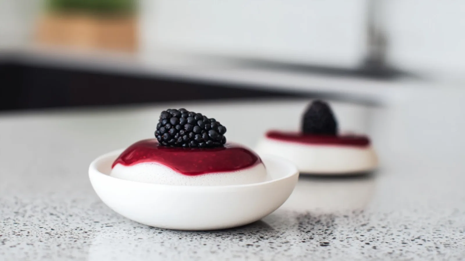 Фото блюда: Восхитительное ежевичное пана котта с ягодным соусом