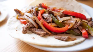 Фото рецепта: Сочные фахитас с говяжьей лопаткой и сладким перцем