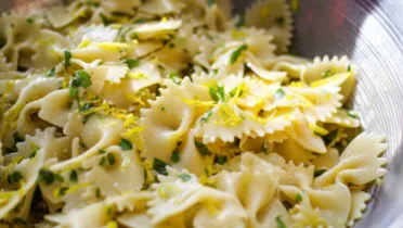 Фото блюда: Фарфалле с лимонной цедрой и свежей зеленью с ярким ароматом цитруса