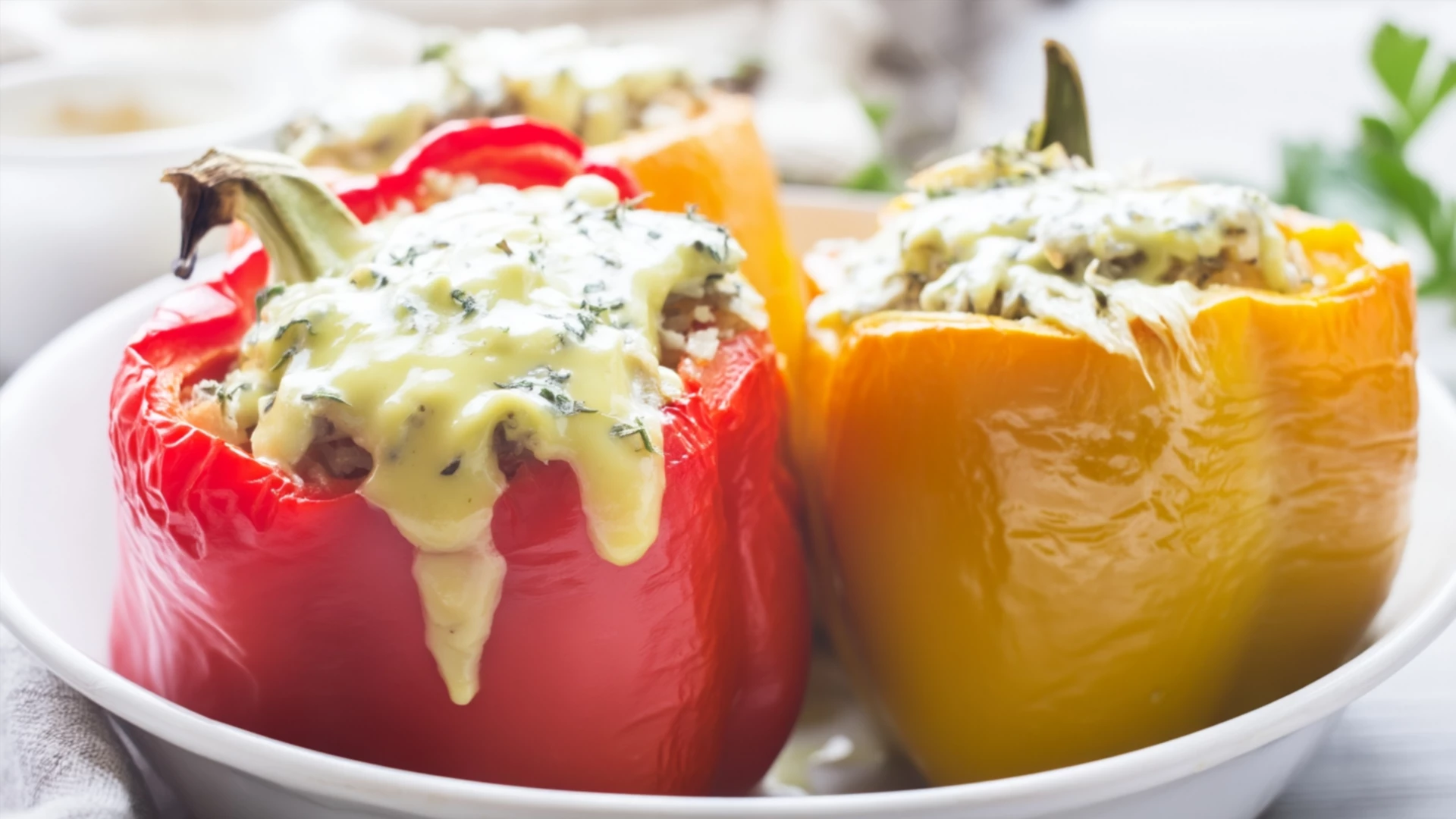 Фото блюда: Нежные фаршированные перцы под сметанно чесночным соусом