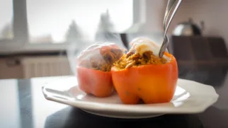 Фото рецепта: Сочные перцы с мацони и пряной начинкой