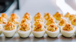 Фото рецепта: Фаршированные яйца с крабом для эффектной закуски на стол