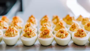 Фото блюда: Фаршированные яйца с крабом для эффектной закуски на стол