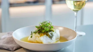 Фото рецепта: Нежное филе трески в белом вине с ароматными травами