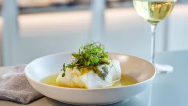 Фото блюда: Нежное филе трески в белом вине с ароматными травами