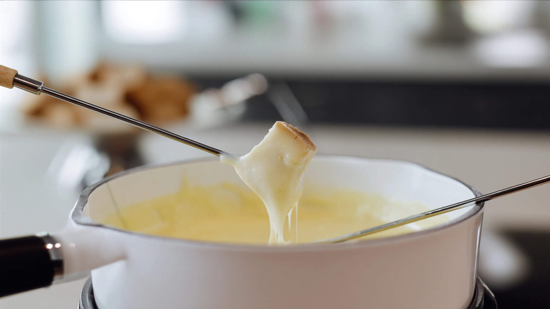 Фото блюда: Нежное сырное фондю с белым вином