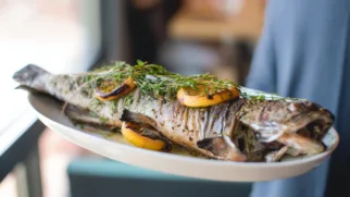 Фото рецепта: Нежная форель с лимоном и травами