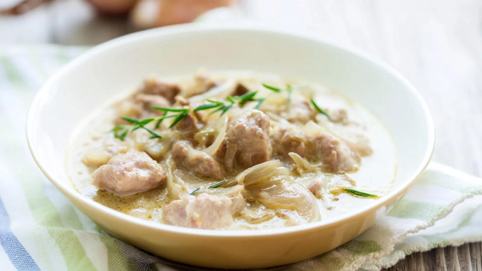 Фото блюда: Фрикасе с нежным луком в сливочном соусе