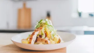 Фото рецепта: Фризе с курицей и ананасом для яркого легкого обеда