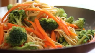 Фото рецепта: Фунчоза с брокколи и морковью в легком соусе