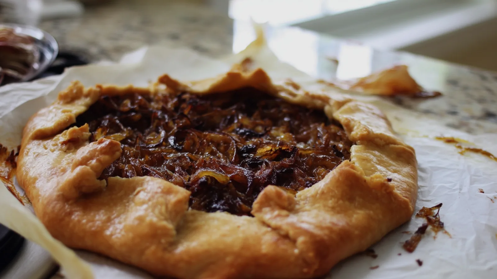 Фото блюда: Галета с карамелизованным луком для уютного вечера