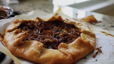 Фото блюда: Галета с карамелизованным луком для уютного вечера