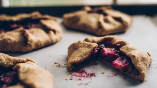 Фото рецепта: Ароматные галеты на ячменной муке с ягодной начинкой