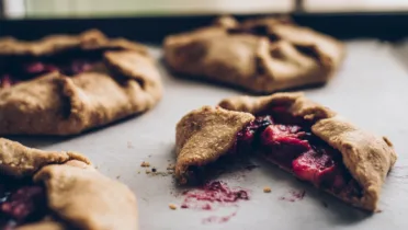 Фото блюда: Ароматные галеты на ячменной муке с ягодной начинкой