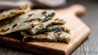 Фото рецепта: Гёзлеме со шпинатом и нежным сыром для уютного обеда