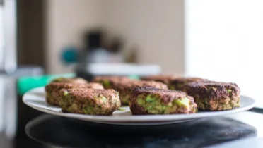 Фото блюда: Вкусные гороховые котлеты с хрустящей корочкой