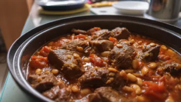 Фото блюда: Нежная говяжья лопатка с фасолью в ароматном томатном соусе