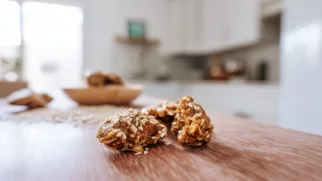 Фото рецепта: Гранола с финиками и кунжутом для идеального утра