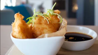 Фото рецепта: Гребешки темпура с хрустящей корочкой и ярким соусом понзу