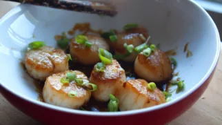 Фото рецепта: Гребешки в устричном соусе с зелёным луком