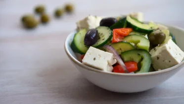 Фото блюда: Свежий греческий салат с нежным адыгейским сыром