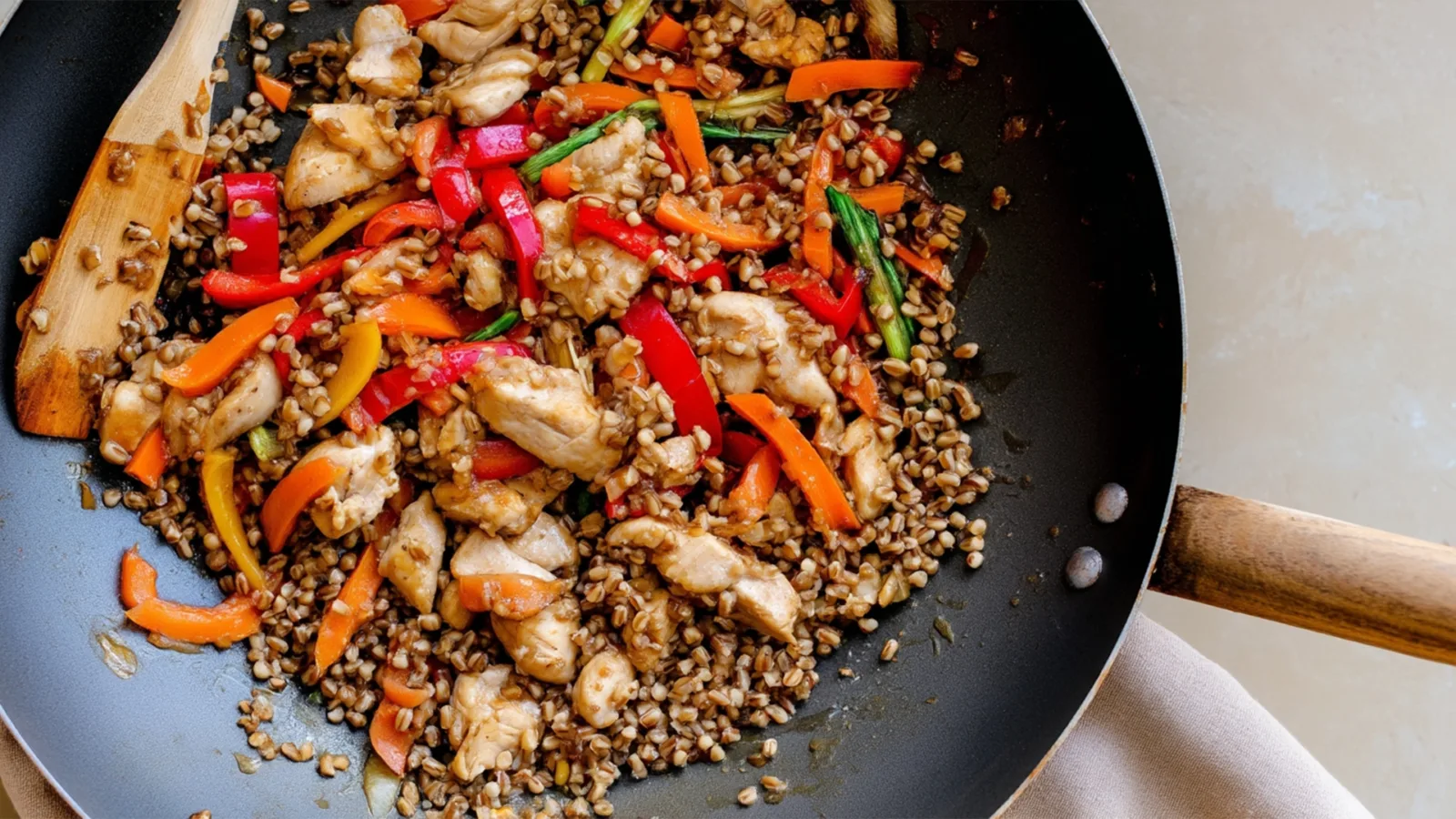 Фото блюда: Гречка по азиатски с ярким вкусом курицы и овощей