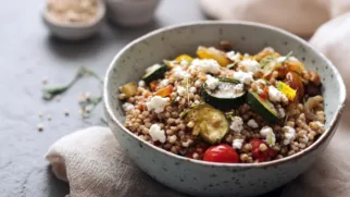 Фото рецепта: Гречка с фетой и овощами – простое и полезное блюдо