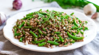 Фото рецепта: Гречка с зелеными бобами с ярким ароматом чеснока