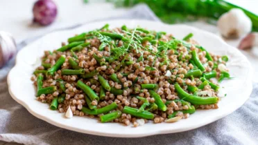 Фото блюда: Гречка с зелеными бобами с ярким ароматом чеснока
