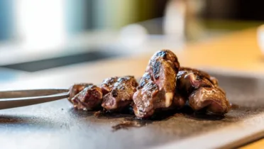 Фото рецепта Сочная печень кролика на гриле с дымным ароматом