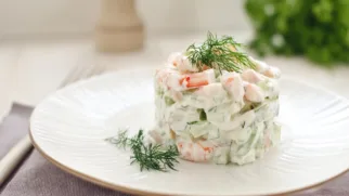 Фото рецепта: Холодная закуска с раковыми шейками и огурцом которая освежает сразу