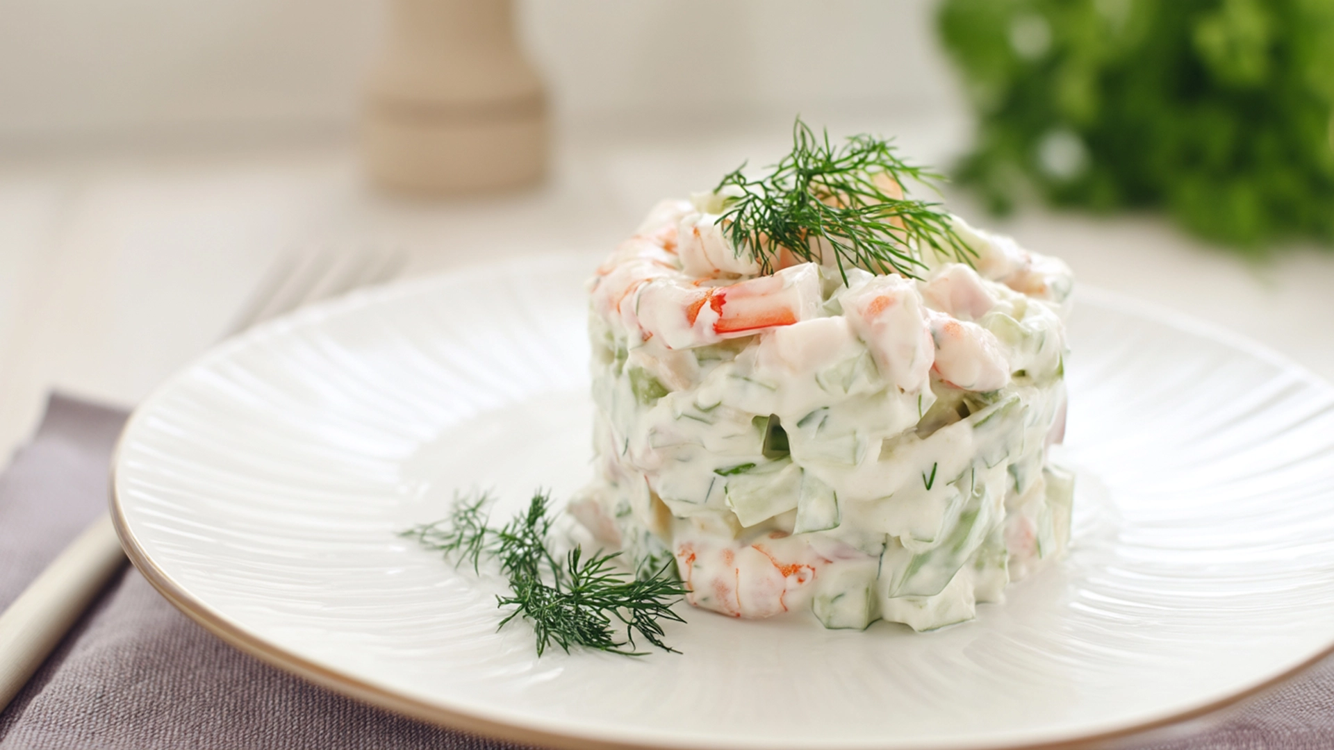 Фото блюда: Холодная закуска с раковыми шейками и огурцом которая освежает сразу