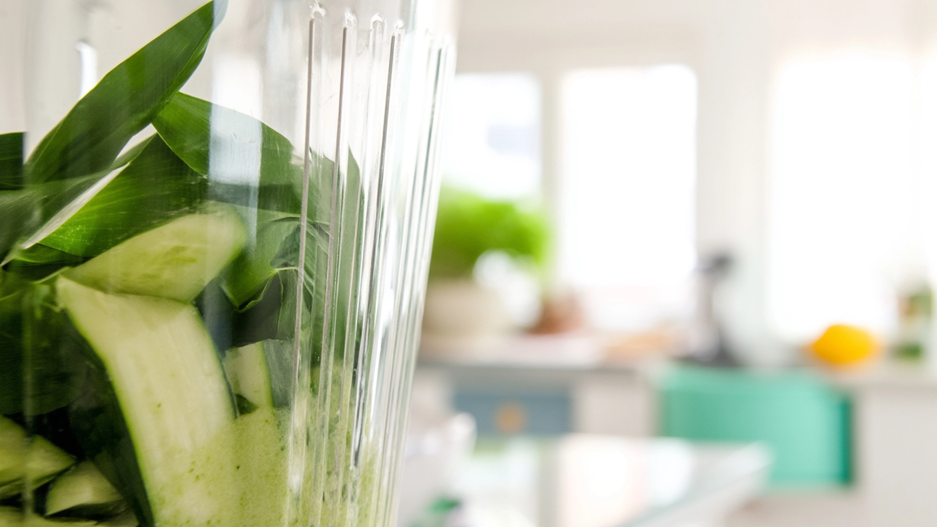 Фото блюда: Освежающий холодный суп с черемшой и огурцом