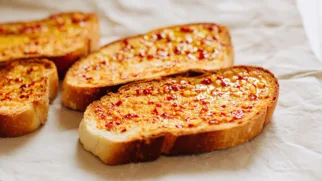 Фото рецепта: Хрустящие тосты с яркой аджикой