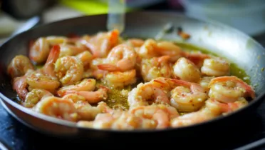 Фото блюда: Камаронес аль ахилло: пикантные креветки с чесноком и чили