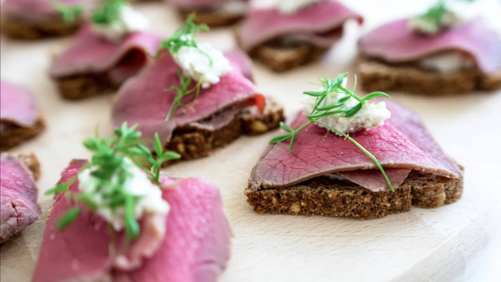 Фото блюда: Канапе с сочным ростбифом и пикантным хреновым соусом