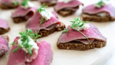 Фото блюда: Канапе с сочным ростбифом и пикантным хреновым соусом