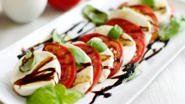 Фото блюда: Свежий капрезе с насыщенным бальзамиком