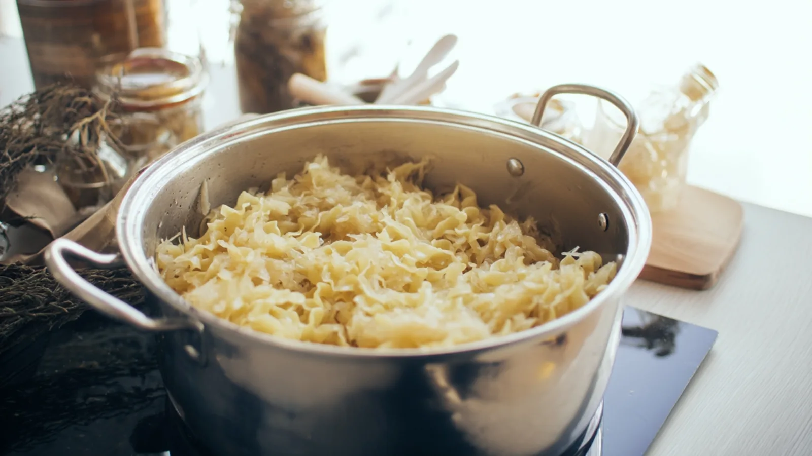 Фото блюда: Нежная капустная лапша с квашеной капустой по чешски