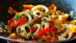Фото блюда: Каракатица с овощами на сковороде с ярким средиземноморским вкусом
