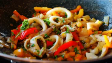 Фото блюда: Каракатица с овощами на сковороде с ярким средиземноморским вкусом