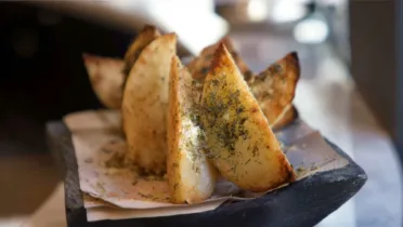 Фото рецепта Рецепт картофеля по-деревенски с сыром Эмменталь