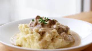 Фото рецепта: Нежное пюре с языком и сливочным соусом