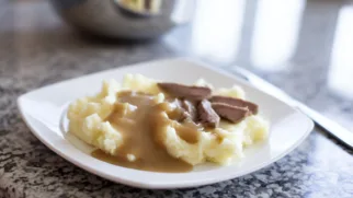 Фото рецепта: Нежное пюре с сочным языком в кремовом соусе