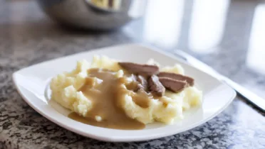 Фото блюда: Нежное пюре с сочным языком в кремовом соусе