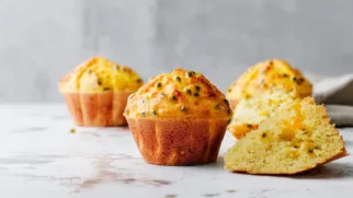 Фото рецепта: Ароматные кексы с маракуйей с нежной мякотью и ярким вкусом