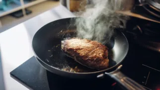 Фото рецепта: Сочный жареный стейк кеты с хрустящей корочкой