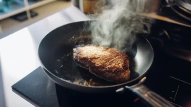 Фото блюда: Сочный жареный стейк кеты с хрустящей корочкой