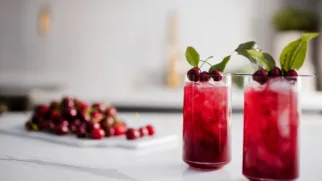 Фото рецепта: Ягодный кисель с ароматом вишнёвых листьев