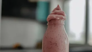 Фото рецепта: Клубничный милкшейк – Рецепт с калорийностью и пошаговым описанием